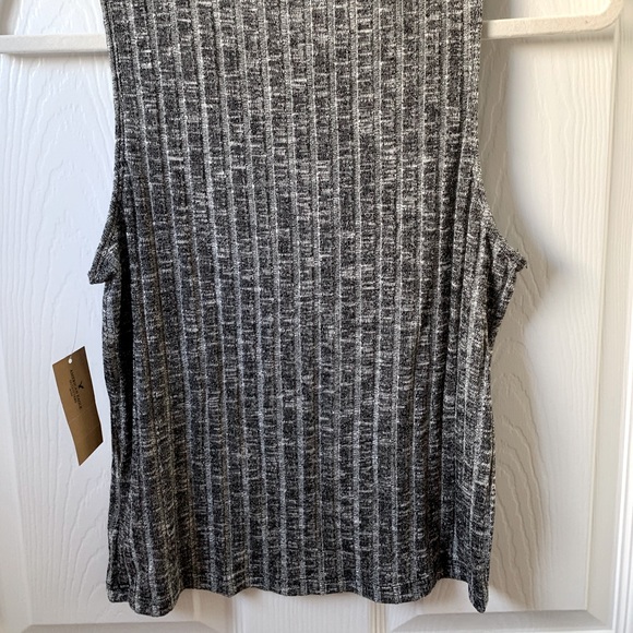 AE Crop Top - Picture 2 of 5